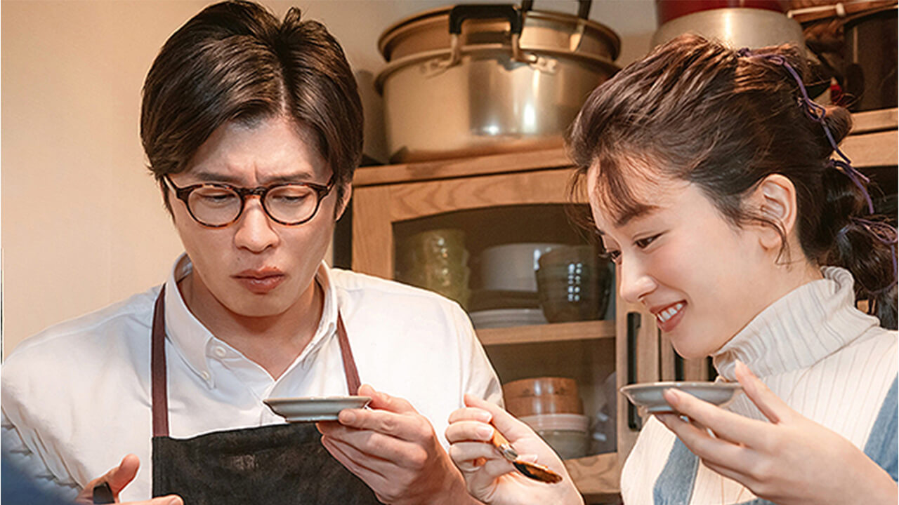 優子と森宮さんが一緒に料理する姿